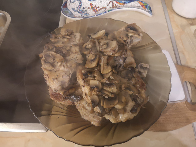Свиные отбивные с грибами в аллюминиевой фольге