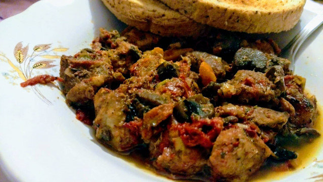 Каварма со свининой и луком-пореем в глиняном горшке