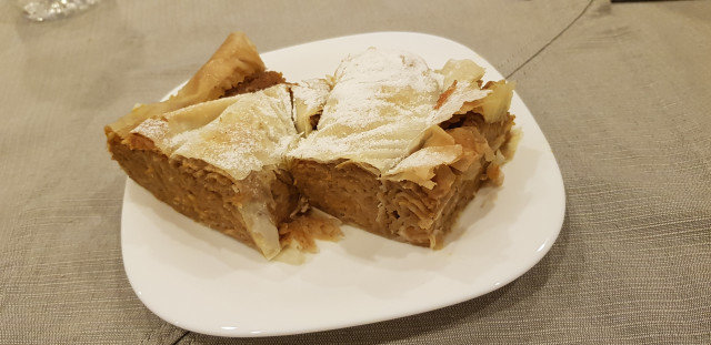 Слоеный тыквенный пирог с грецкими орехами и корицей