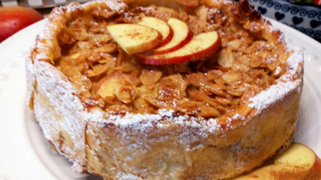 Миндальный торт Шарден с яблочным кремом и слоеным тестом