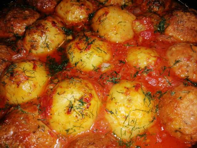 Тефтели с картошечкой и томатным соусом в духовке