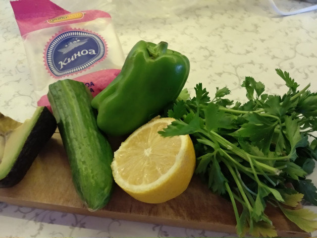 Салат из петрушки с киноа и авокадо