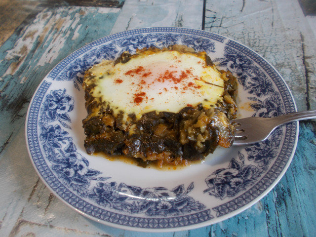 Щавель с рисом и яйцами в духовке