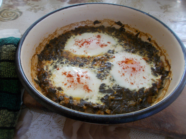 Щавель с рисом и яйцами в духовке