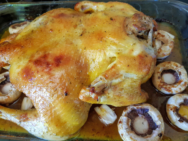 Медленно запеченная курица с грибами и маслом