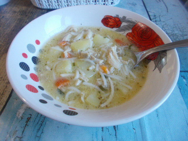 Куриный суп с вермишелью, желтком и кислым молоком