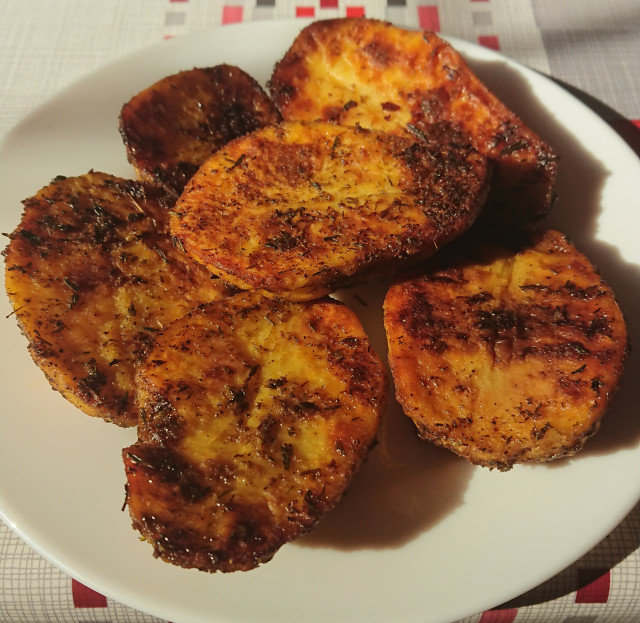Картошка с маслом и приправами в духовке