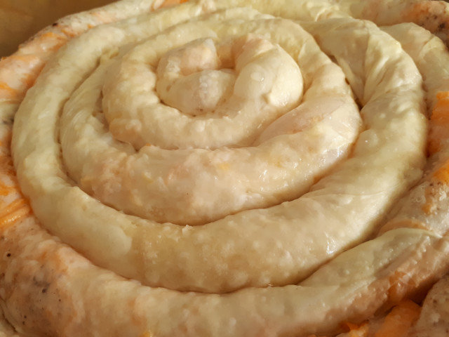 Сладкая баница с яблоками и грецкими орехами