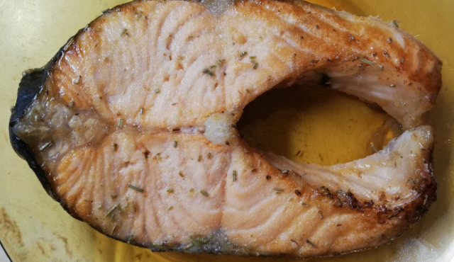 Стейки из лосося в духовке в легком соевом соусе