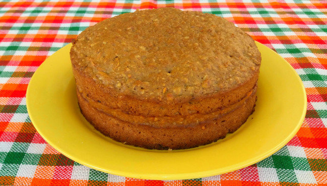 Веганский морковный торт с глазурью и грецкими орехами