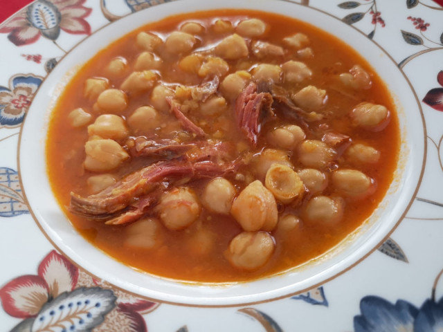 Утиное мясо с нутом