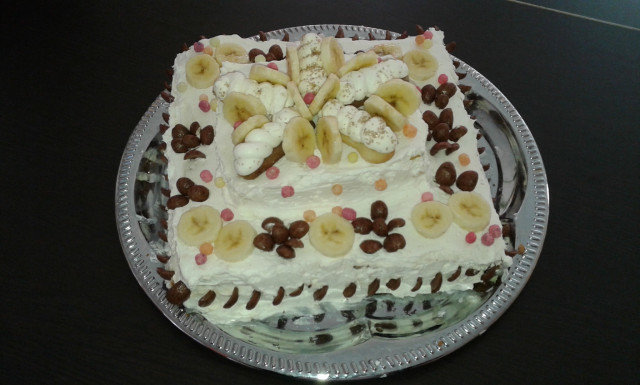 Банановый торт со сметаной и конфетами
