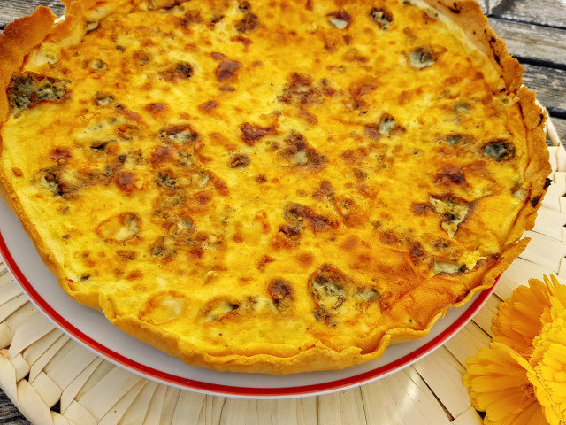 Соленый тарт с луком пореем и голубым сыром