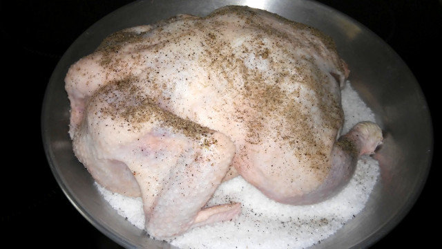 Запеченный цыпленок на соли