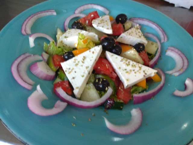 Греческий салат с красным луком