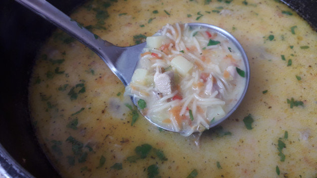 Классический куриный суп с вермишелью