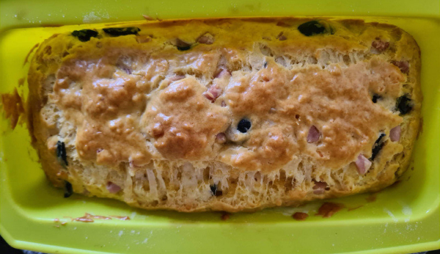 Соленый кекс с ветчиной, оливками и сыром