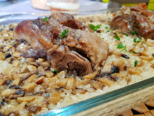 Свиная рулька с рисом и грибами в духовке