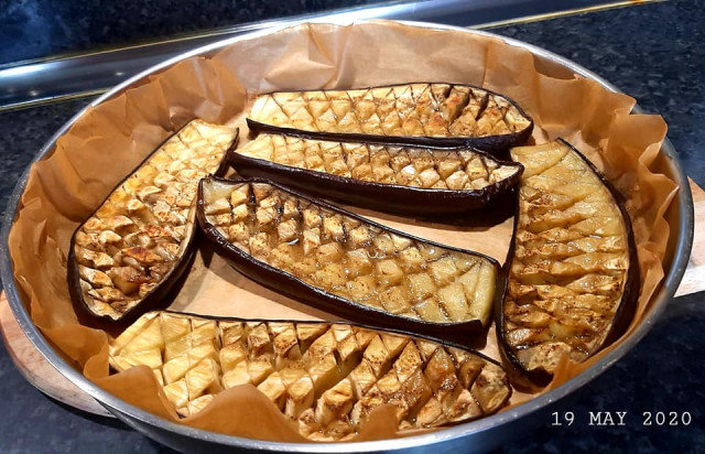 Запеченные баклажаны с помидорами и моцареллой