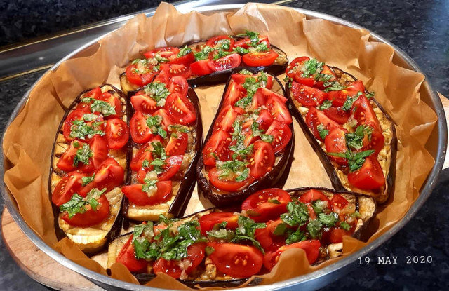 Запеченные баклажаны с помидорами и моцареллой