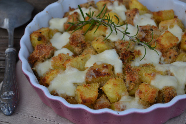 Картофель с куриной грудкой, панировочными сухарями и моцареллой в духовке