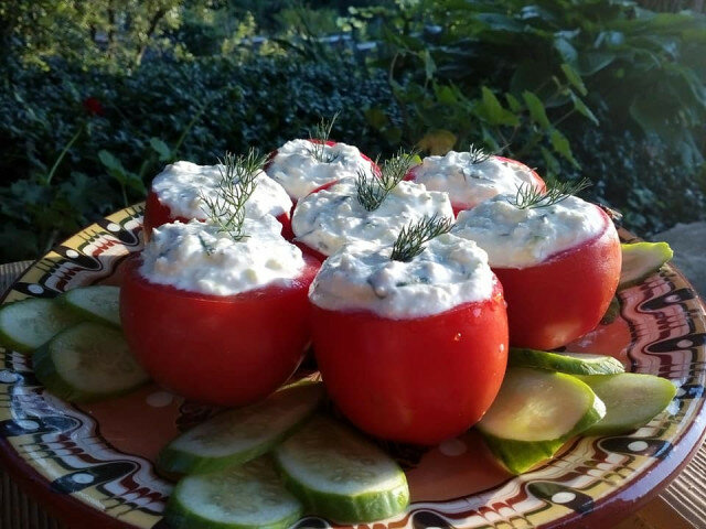 Помидоры шмеркезе с огурцами и луком