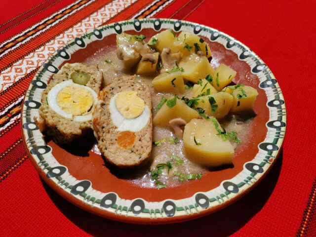 Рулет Стефани с грибным соусом и картофельным пюре