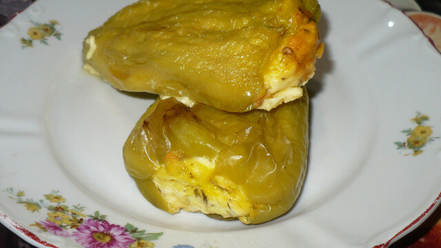 Перцы с начинкой из брынзы и яиц