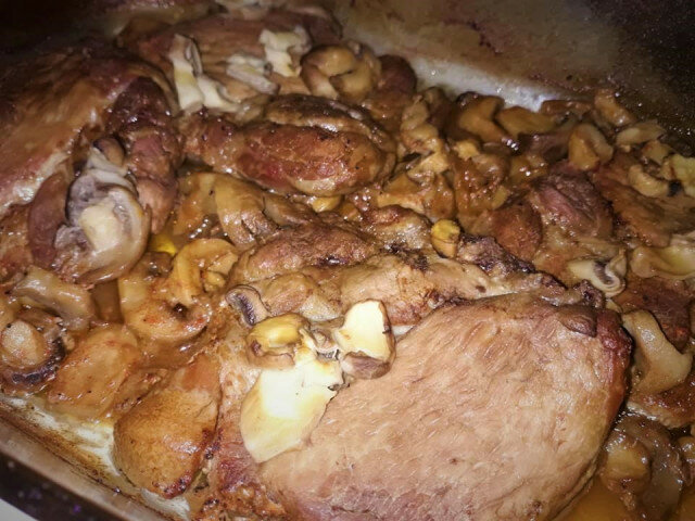 Запеченные стейки из свиной шейки с грибами