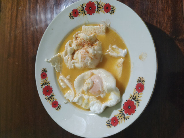 Пошированные яйца с маслом и паприкой