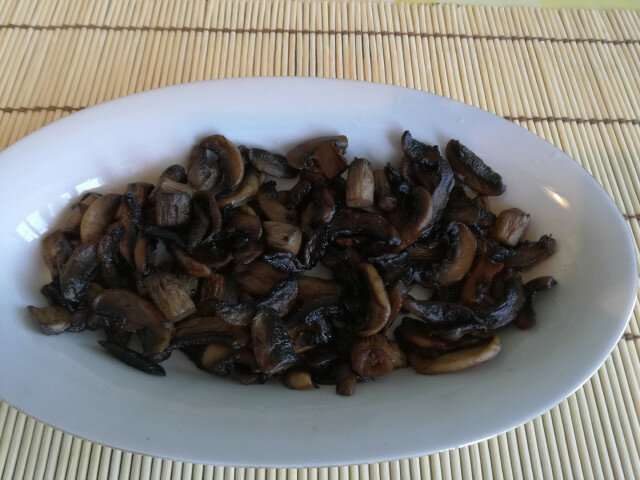Жареные грибы со сливочным маслом на сковороде