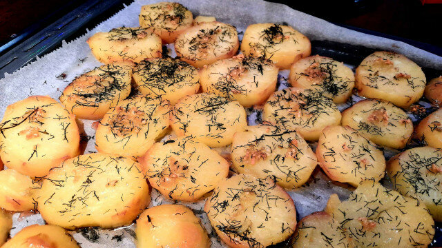 Картофель соте с чесноком и укропом в духовке