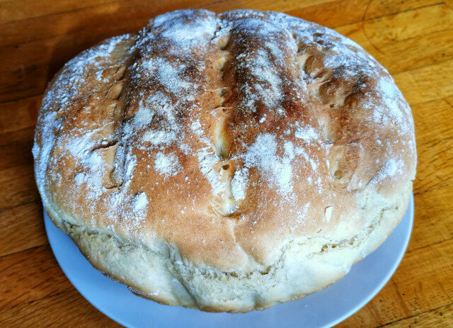 Круглый деревенский хлеб