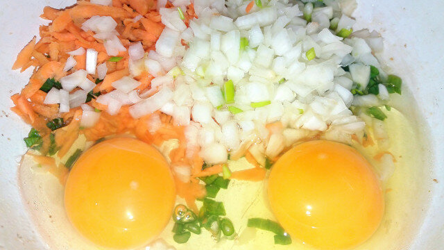 Корейский кимбап с яйчным рулетом и овощами