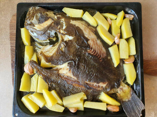 Маринованная камбала в духовке