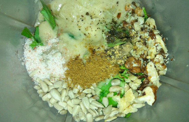 Зеленый соус Тахини со шпинатом, щавелем и черемшой