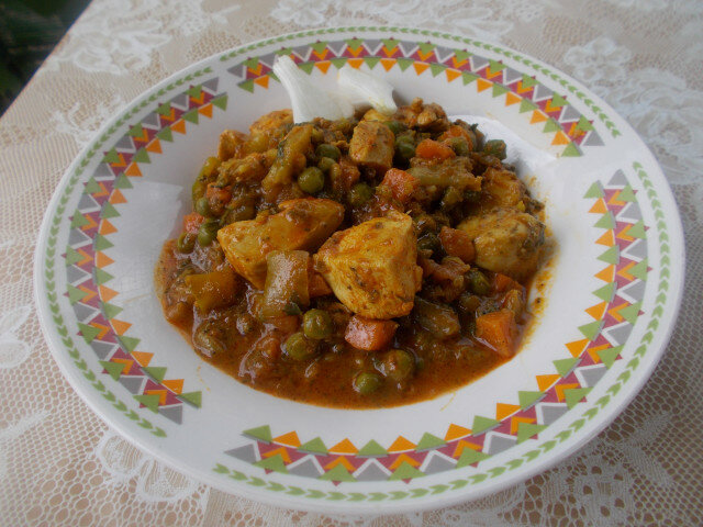 Рагу из куриного филе с горохом и морковью