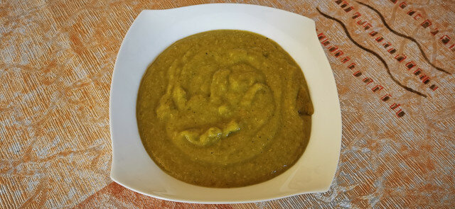 Суп-пюре из брокколи, шпината и картофеля