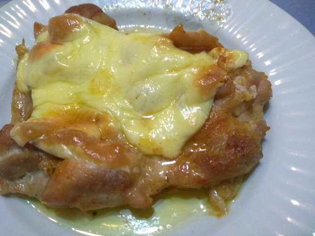 Запеченные стейки из куриных бедрышек