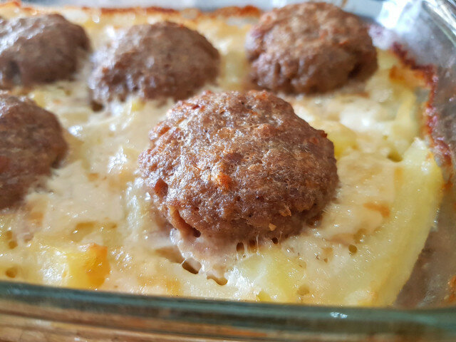 Фрикадельки с картофелем, сливками и плавленым сырком в духовке