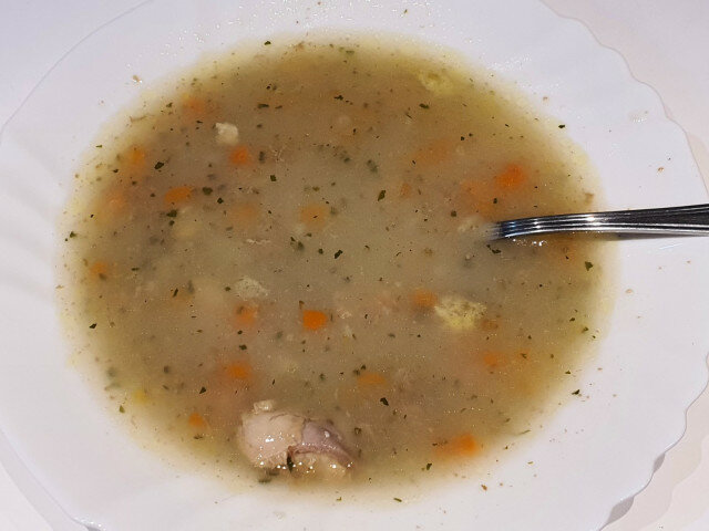 Ароматный куриный суп с куриной ножкой