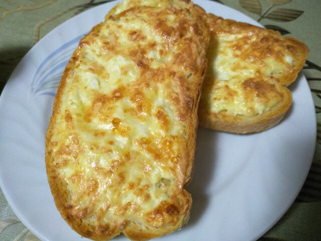 Бутерброд с яйцом, брынзой и желтым сыром