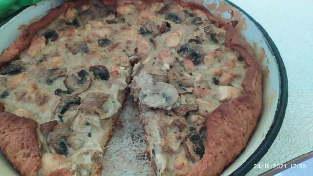 Пирог с курицей и грибами