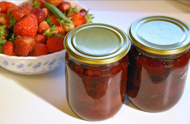 Варенье с цельной клубникой