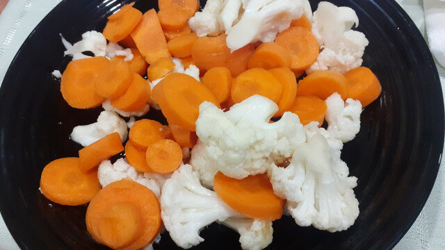Соленье из цветной капусты и моркови
