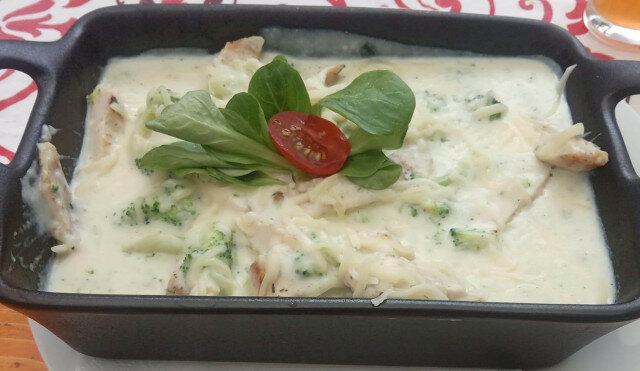Вкусная запеканка с курицей, брокколи и сметаной