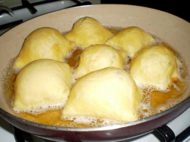 Нарезанные пончики с яйцом и кислым молоком