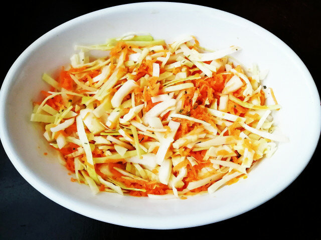 Классический салат из капусты и моркови