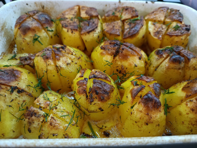 Ароматные картофелины в духовке целиком