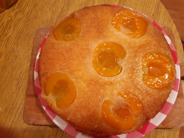 Ретро пирог с пропиткой и персиками